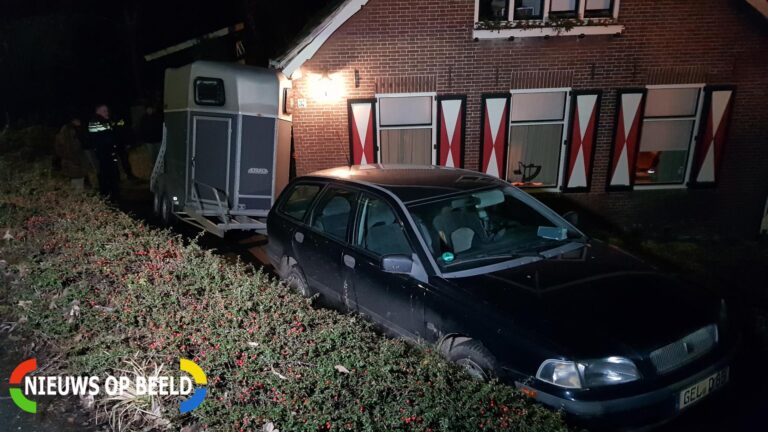 Auto met paardentrailer botst tegen huis. Provincialeweg West – N228 Haastrecht