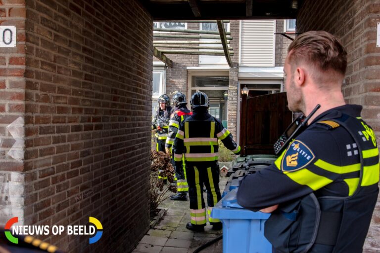 Alerte buren voorkomen flinke woningbrand Kaar Hoogvliet Rotterdam