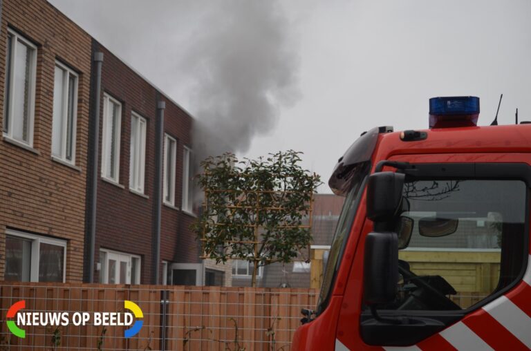 Dikke rookpluimen bij brand in woning Agaat Zoetermeer