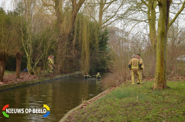 Brandweerduikers zoeken naar mogelijk persoon te water Goudenregensingel Pijnacker