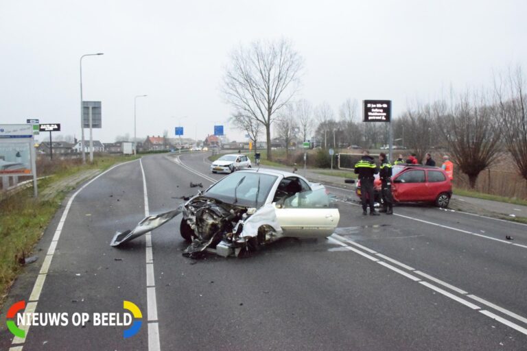 Forse schade na aanrijding tussen drie auto’s Nieuwe Gouwe O.Z Gouda