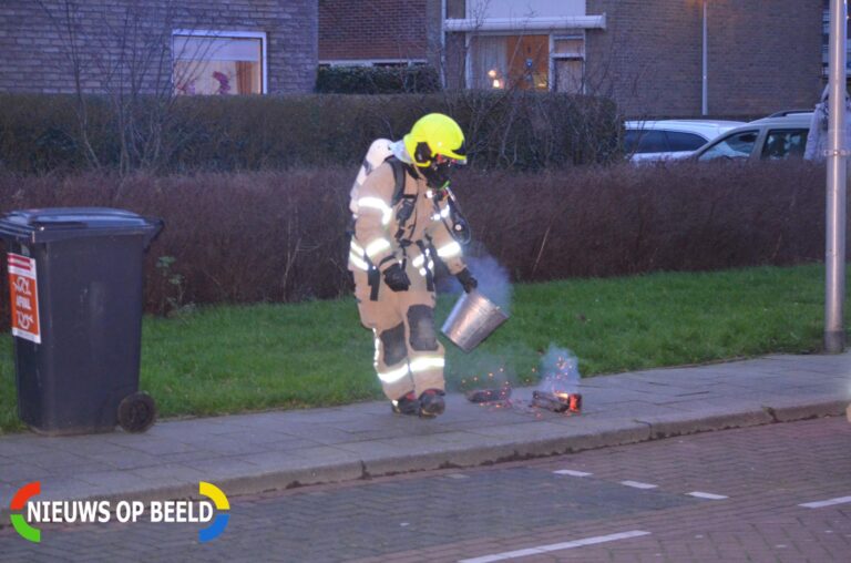 Brandweer veegt schoorsteen na schoorsteenbrand Krugerlaan Berkel en Rodenrijs