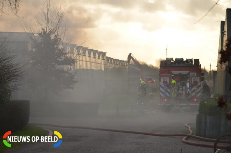 Zeer grote brand in caravanstalling aan Wildersekade Rotterdam, GRIP-1 afgekondigd