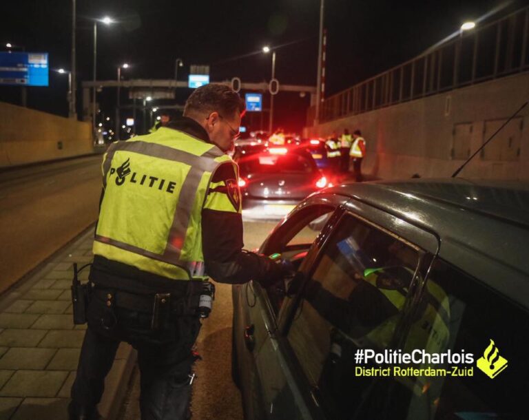 Tientallen bestuurders vallen door de mand tijdens alcohol- en drugscontrole in Maastunnel Rotterdam