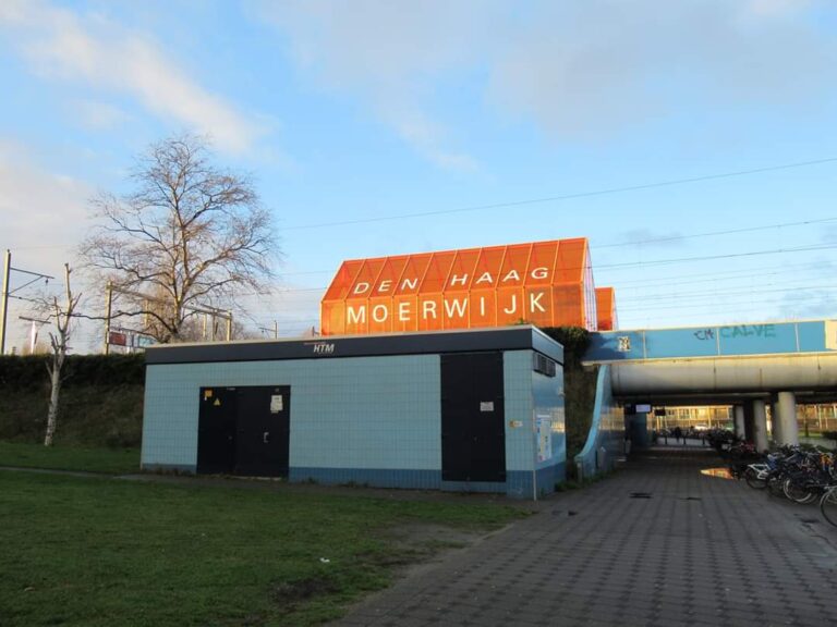 Gewonde man gevonden in het water bij station Moerwijk