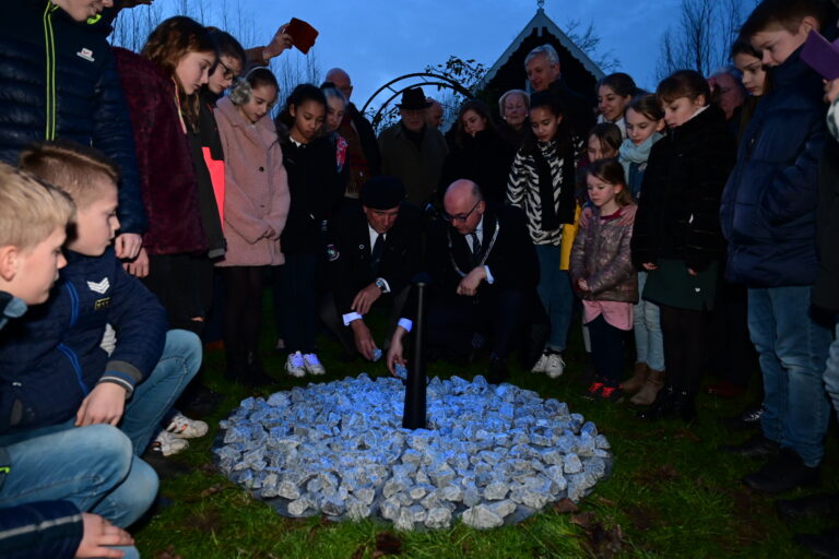 Levenslicht monument onthuld door burgemeester Martijn Vroom (video)
