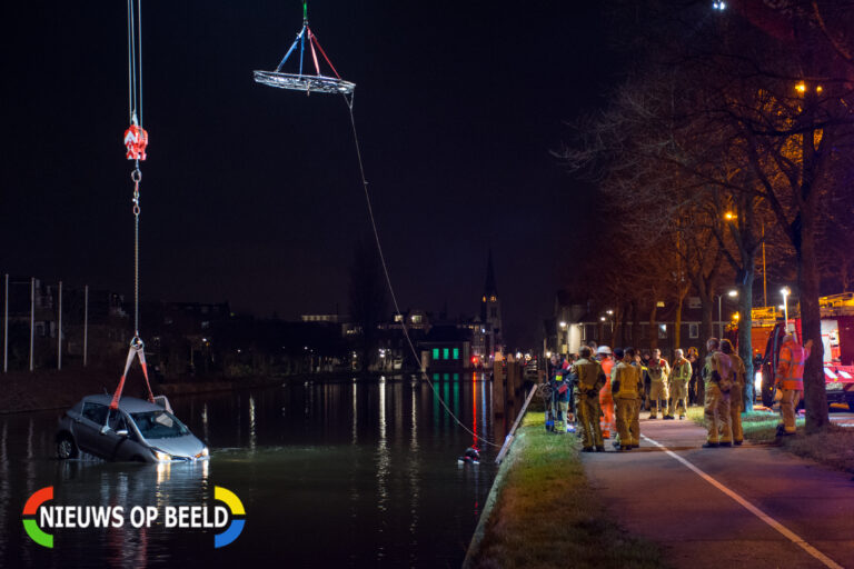 Auto te water nadat bestuurder uitwijkmanoeuvre maakt in Leidschendam