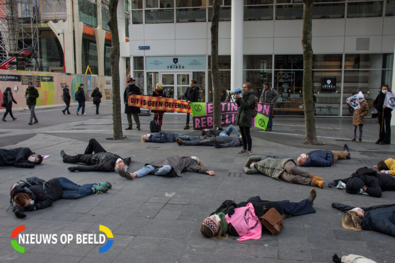 Actievoerders Extinction Rebellion vallen ‘dood’ neer bij stadhuis Den Haag