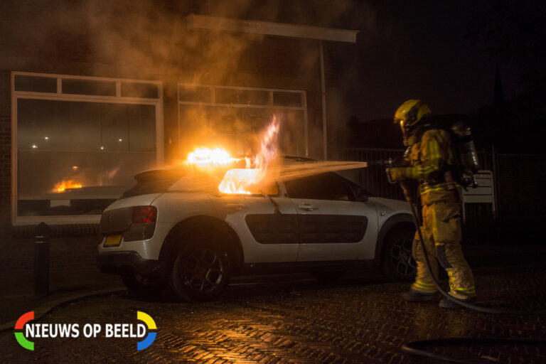 Auto zwaar beschadigd door brand in Voorburg