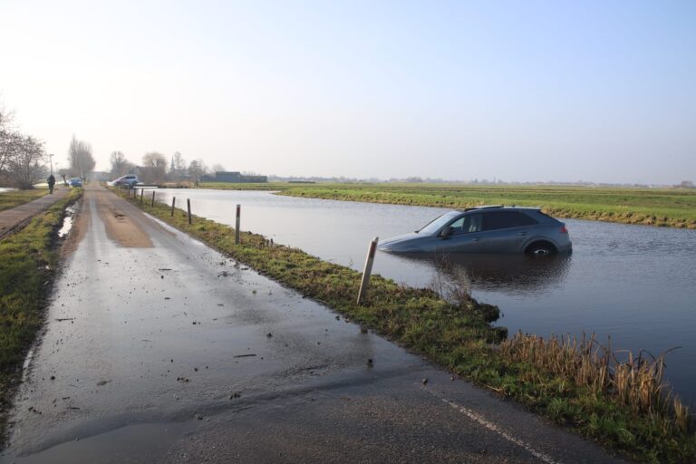 Bestuurder stuurt 20 dagen oude Audi Q8 RS van 2,5 ton het water in Reeuwijk