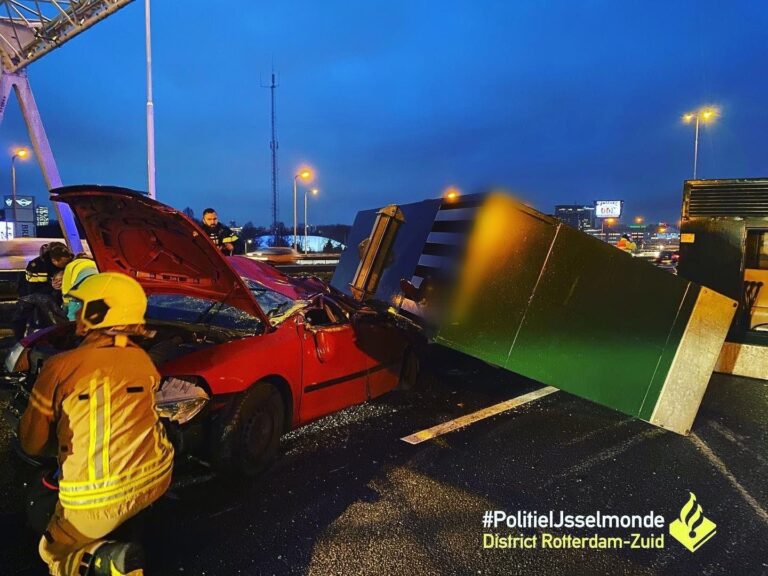 Aggregaat valt van vrachtwagen bovenop auto A16 Rotterdam