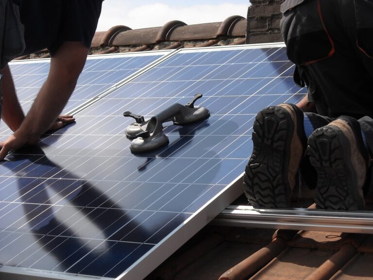 Installateur van zonnepanelen zwaargewond na val in Vlaardingen