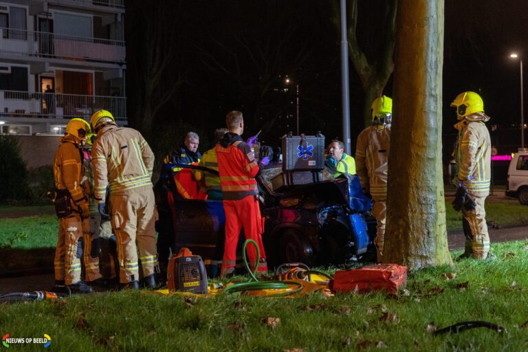 Zwaargewonde na botsing met boom door éénzijdig ongeval President Rooseveltweg Rotterdam