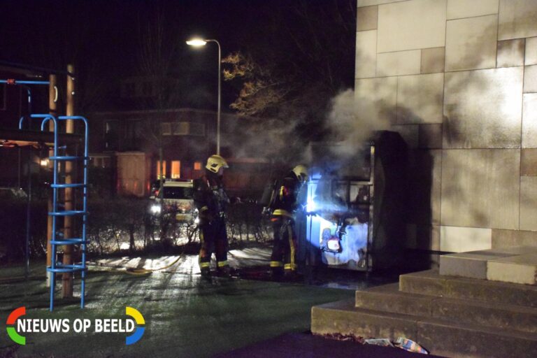 Kleding container vat vlam tegen schoolgebouw Bloemengaarde Bergambacht