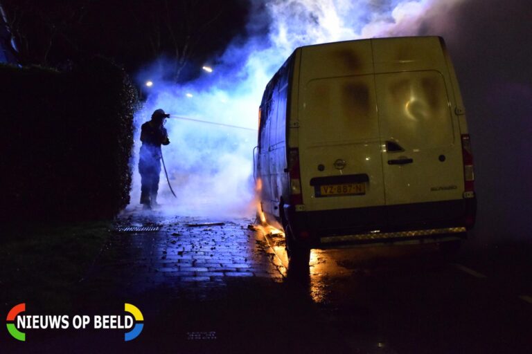 Bestelbus gaat in vlammen op Zuringveld Waddinxveen