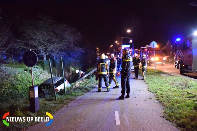 Bestuurder spoorloos na auto te water Bredeweg Moerkapelle