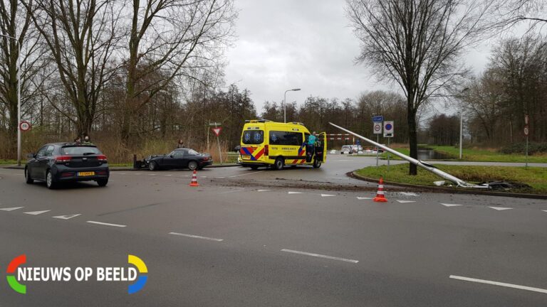 Personenauto ramt lantaarnpaal Goudse Houtsingel Gouda