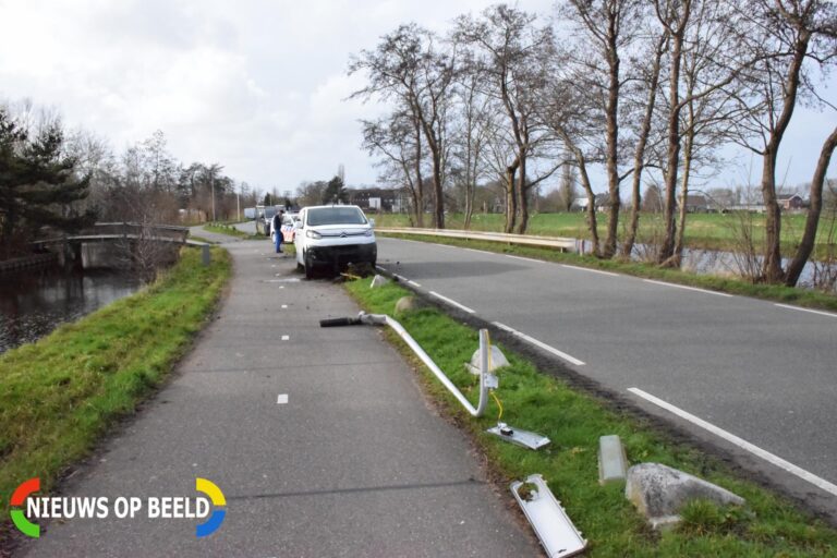 Bestelbus botst op lantaarnpaal komt tot stilstand op biggenruggen Zwarteweg Waddinxveen