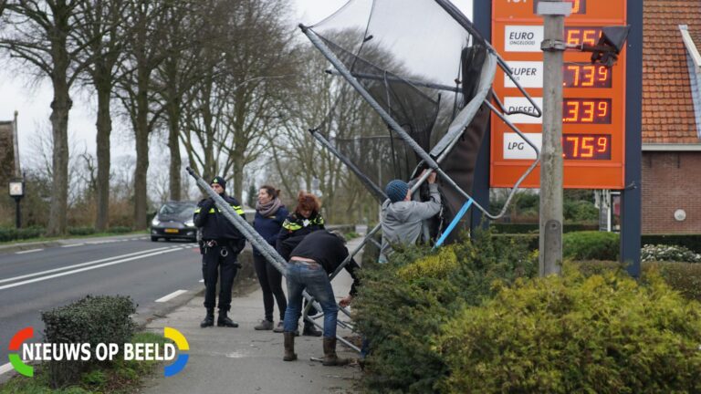 Trampoline waait de weg over Provincialeweg West Haastrecht