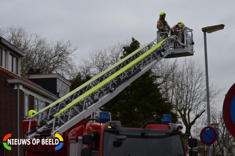 Brandweer zet dakrand weer vast Burgemeester Le Fèvre de Montignylaan Rotterdam