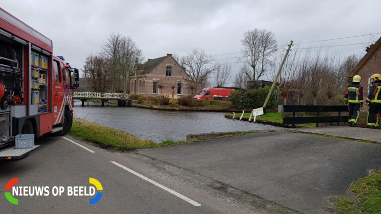 Stroompaal breekt af door harde wind Kerkweg Reeuwijk