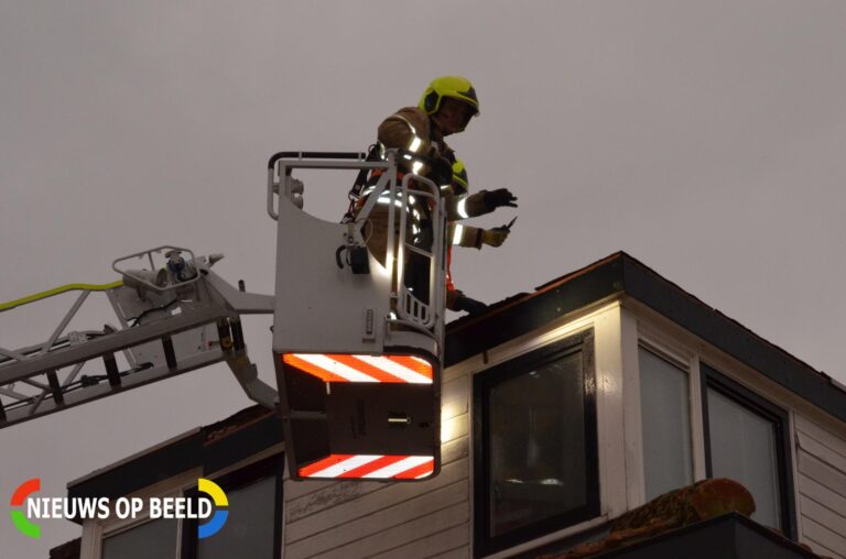 Brandweer maakt losgelaten dak vast Plataanweg Rotterdam