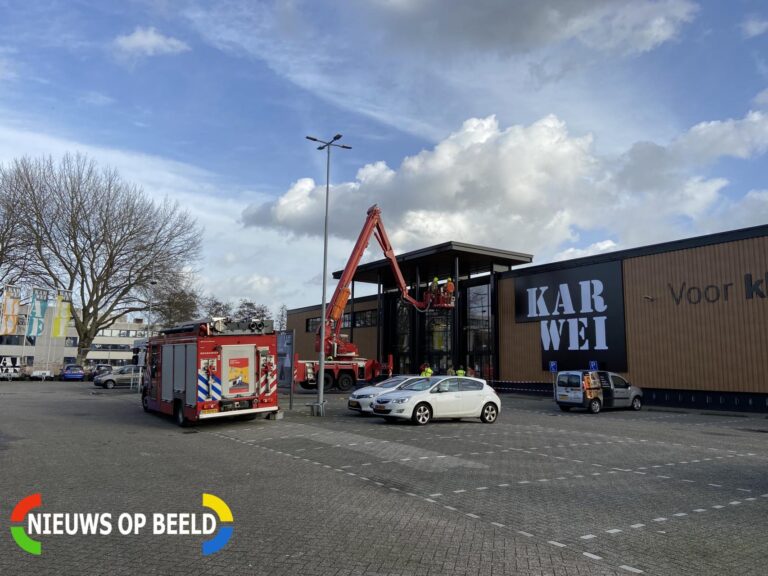 Brandweer controleert dakbedekking van bouwmarkt Lylantse Baan Capelle aan den IJssel