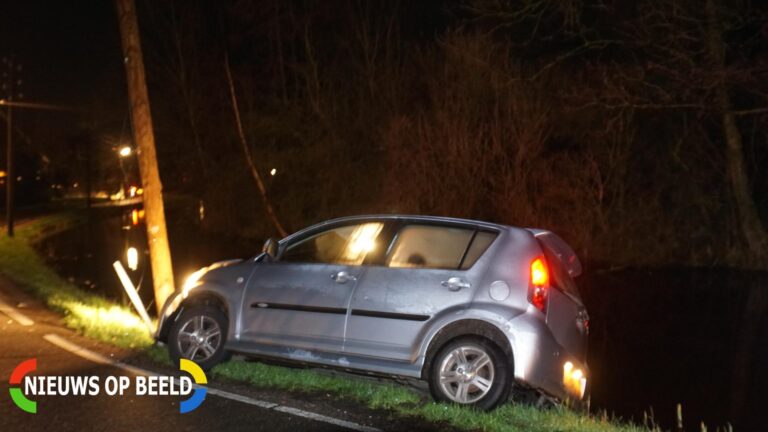 Automobilist vliegt uit de bocht op elektriciteitspaal Bovenberg Bergambacht