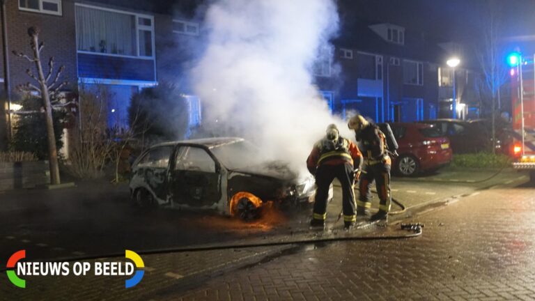 Weer auto in brand De Genestetlaan Waddinxveen