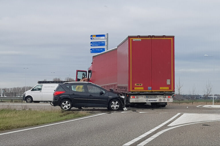 Auto knalt op vrachtwagen trailer N457 Moordrecht