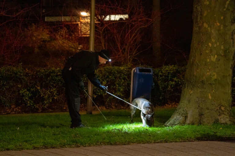 Politie zoekt uren lang naar sporen P.C. Boutenssingel Capelle aan den IJssel