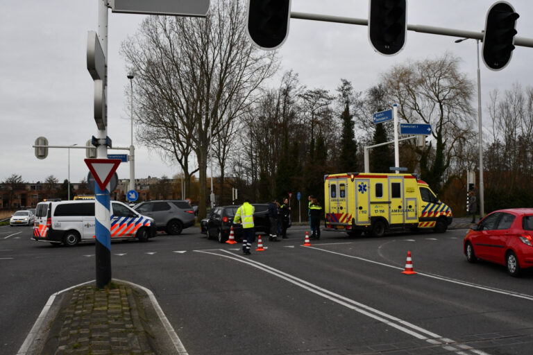 Twee auto’s botsen op kruising Nijverheidsweg Hellevoetsluis