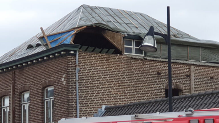 Dak van woning losgewaaid Emmastraat Eijsden