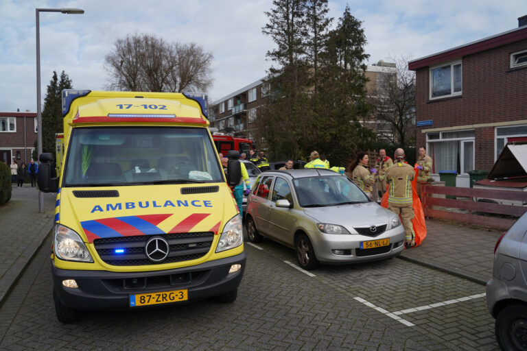 Onwel geworden man rijdt met auto voortuin in Frambozentuin Rotterdam