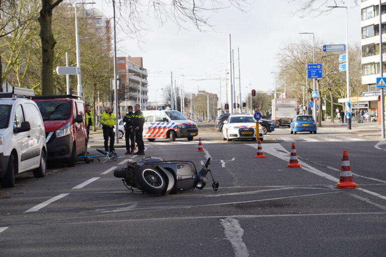 Gewonde na botsing tussen fietser en scooter Walenburgerweg Rotterdam