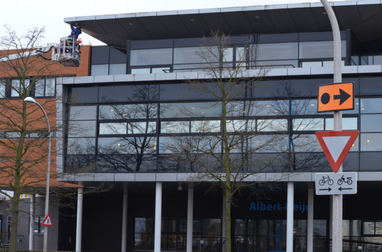 Dakplaat Albert Heijn Distributiecentrum door harde losgelaten Laan van Ruyven Delfgauw