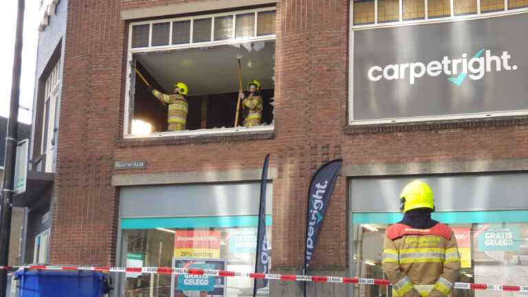 Raam gesprongen door harde wind Akerstraat Maastricht