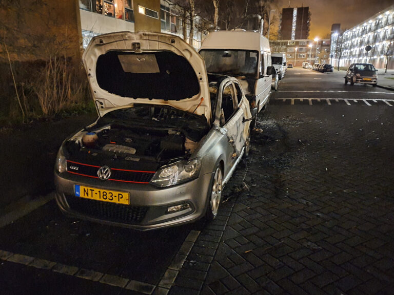 Auto verwoest door brand Hollands Tuin Rotterdam