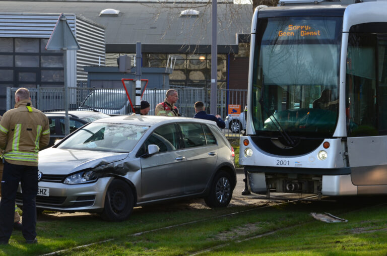 Tram en personenauto botsen op elkaar Melanchtonweg Rotterdam