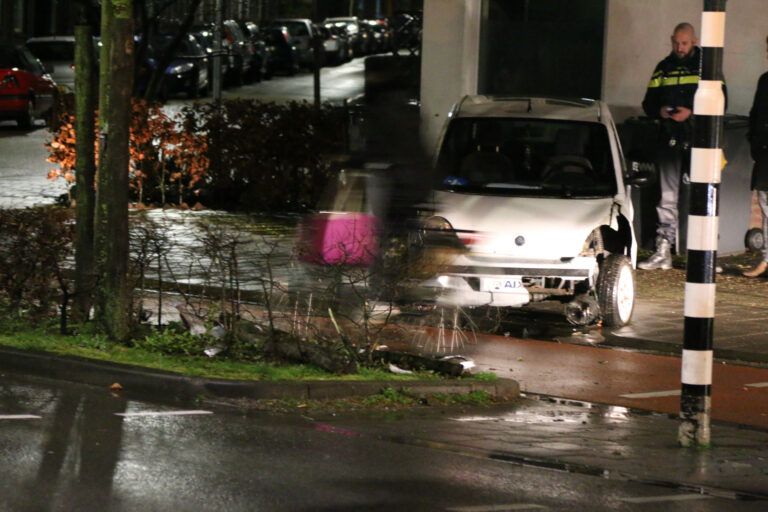 Brommobiel belandt op fietspad na botsing met boom Tunnelstraat Sittard