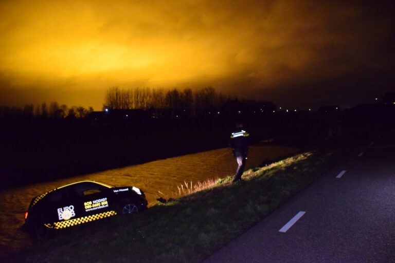 Auto belandt in sloot na botsing met hek Van Oudheusdenweg Zevenhuizen