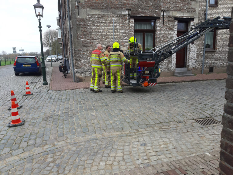 Losliggende dakpannen door brandweer verwijderd Spriemenstraat Eijsden