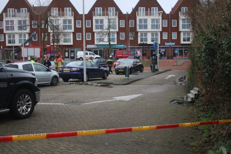 Asbestplaten van dak gewaaid, parkeerplaats afgesloten Marrewijklaan Spijkenisse