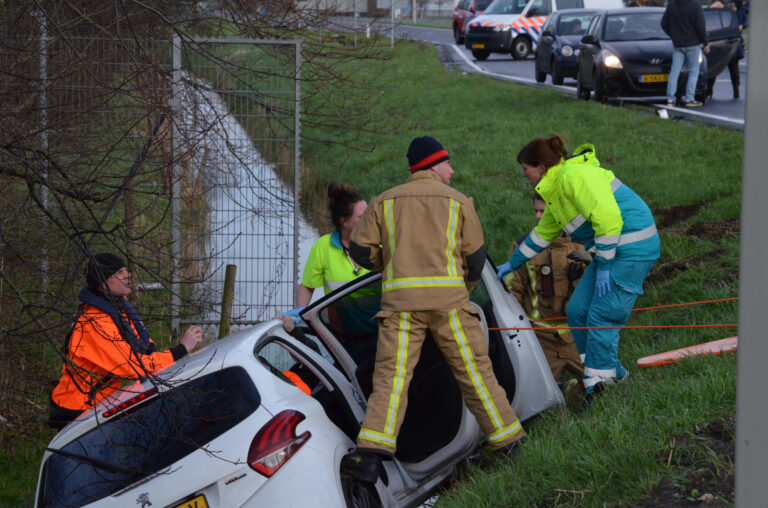 Auto raakt te water na aanrijding Oostweg – N470 Zoetermeer