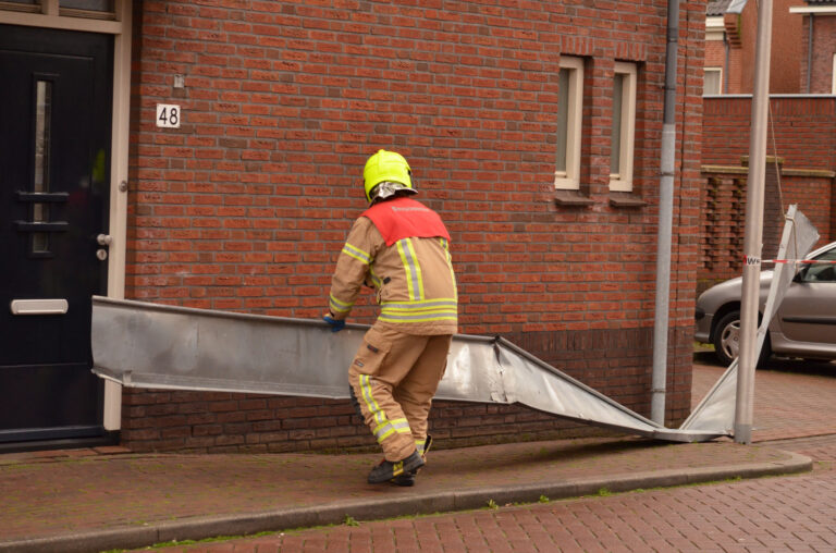 Loshangende dakplaten verwijderd Zilvergracht Berkel en Rodenrijs