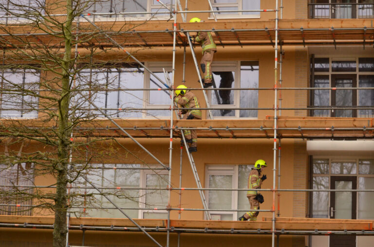 Bouwmateriaal renovatieflat waait weg door harde wind Naberstraat Rotterdam