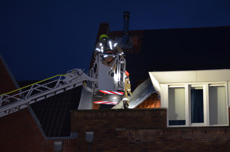 Opnieuw loshangende dakplaten aan woning Zilvergracht Berkel en Rodenrijs