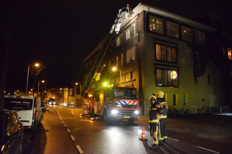 Dakpannen waaien van dak Wachtelstraat Gouda