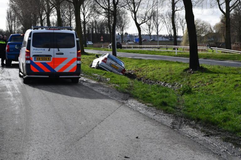 Auto raakt van de weg en belandt in greppel Nieuweweg Hellevoetsluis