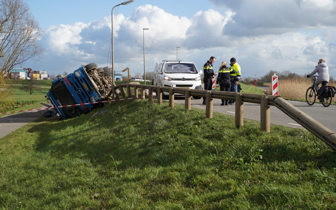 Vrachtwagen met zand van dijk gekanteld Kortenoord Nieuwerkerk aan den IJssel